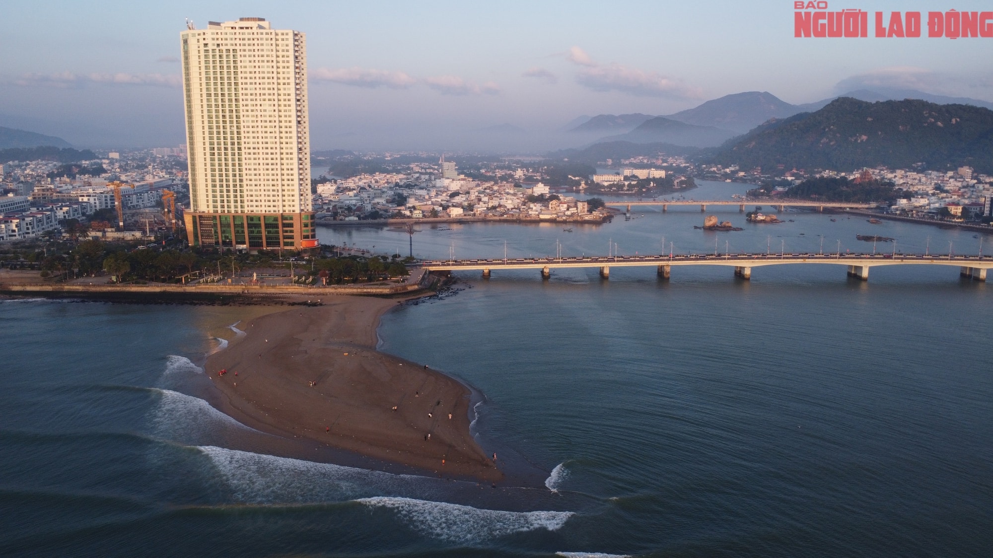 Cồn cát lạ xuất hiện ở cửa biển Nha Trang thu hút du khách tham quan - Ảnh 1.