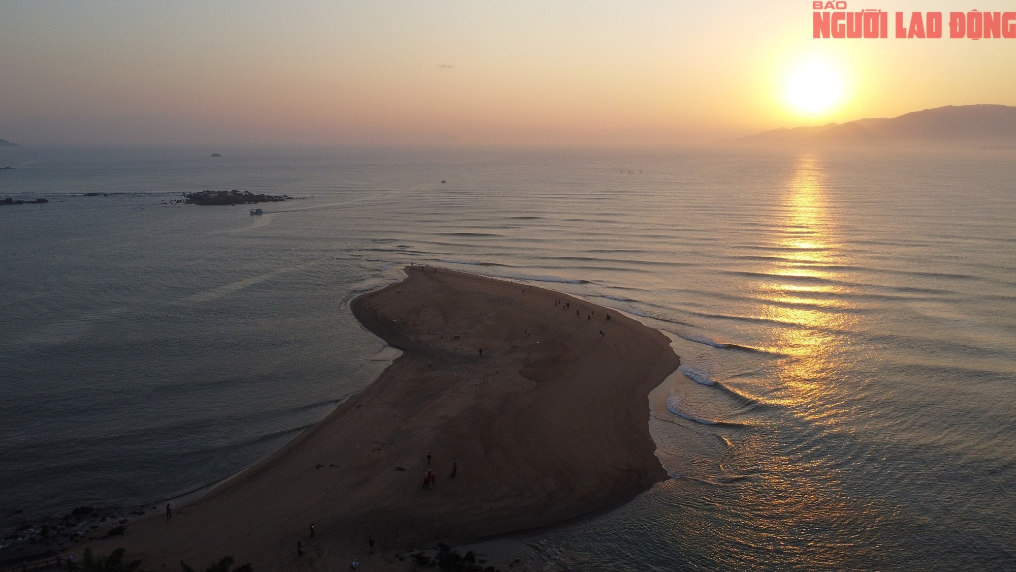 Cồn cát lạ xuất hiện ở cửa biển Nha Trang thu hút du khách tham quan - Ảnh 2.