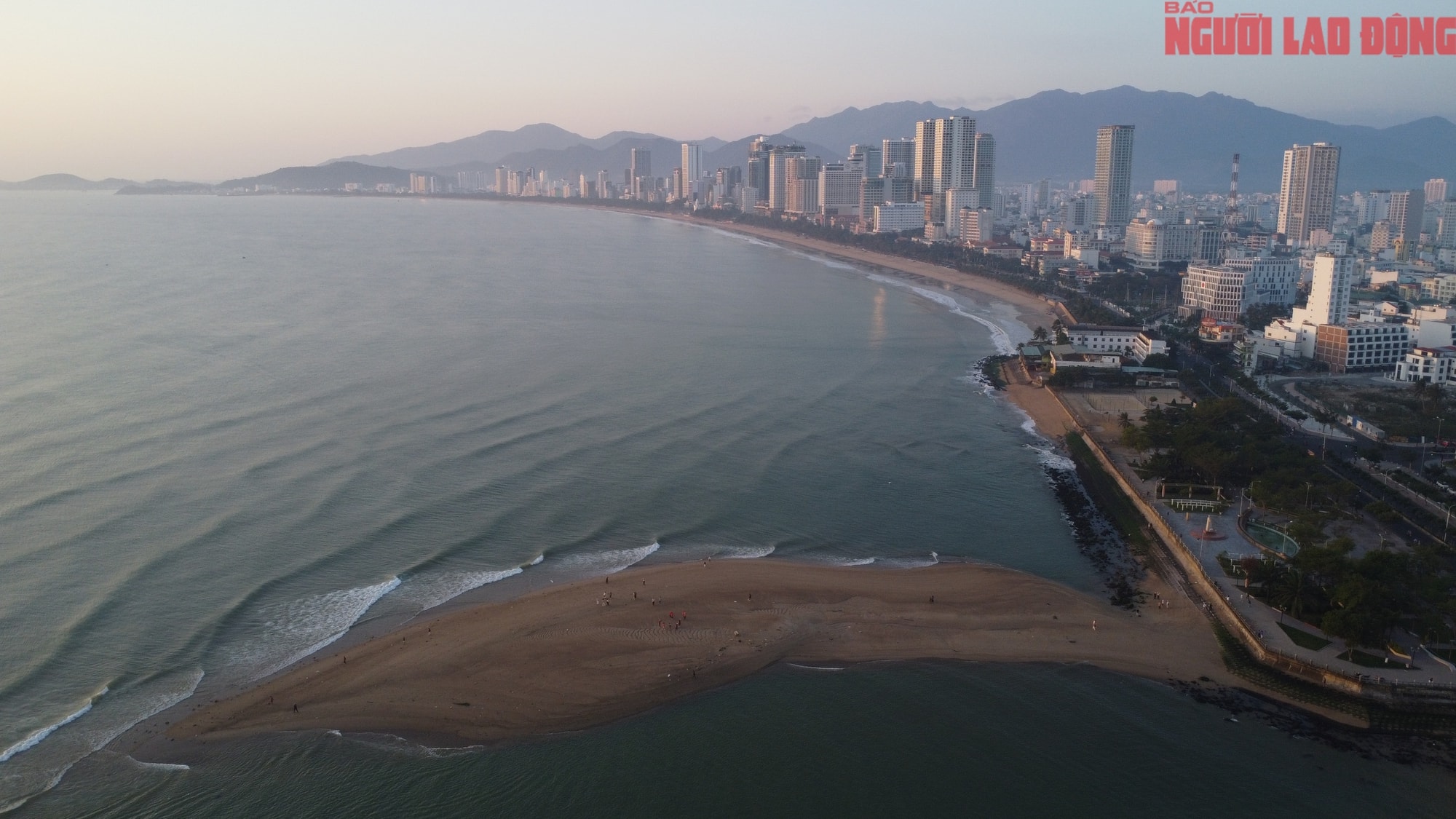 Cồn cát lạ xuất hiện ở cửa biển Nha Trang thu hút du khách tham quan - Ảnh 3.