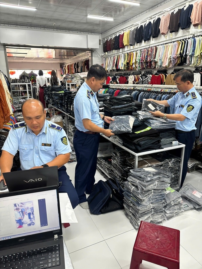 Phát hiện lượng lớn sản phẩm giả mạo thương hiệu nổi tiếng - Ảnh 1.