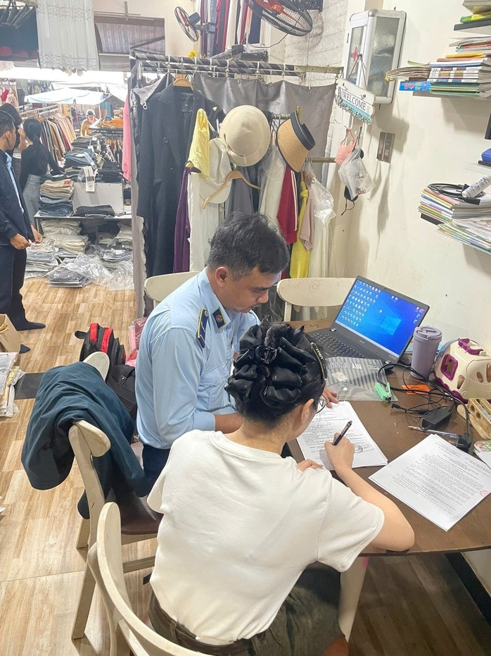 Xử lý cơ sở bán hàng giả thương hiệu ở Đà Nẵng trong mùa Tết Nguyên đán - Ảnh 2. Xử lý cơ sở bán hàng giả thương hiệu ở Đà Nẵng trong mùa Tết Nguyên đán - Ảnh 2.