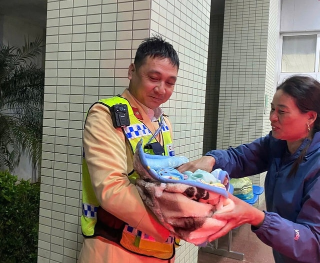 Người đàn ông kể chuyện làm 'hộ sinh' bất đắc dĩ, cùng cảnh sát giao thông đỡ đẻ cho vợ trên ô tô- Ảnh 2.