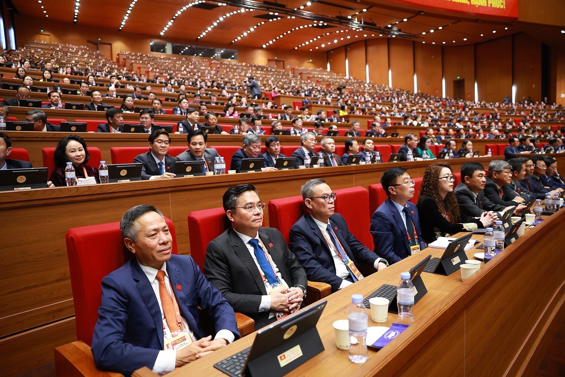 Đoàn đại biểu Đảng bộ Chính phủ dự phiên thảo luận tại hội trường về các văn kiện Đại hội, sáng 21/1. (Ảnh: TTXVN)