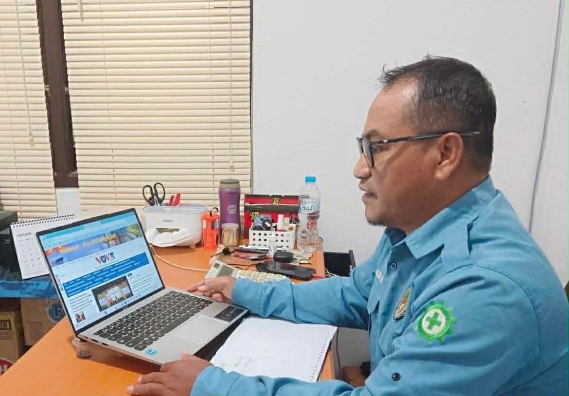 Ông Rudy Hartono, Chủ tịch Câu lạc bộ nghe đài Borneo, Indonesia theo dõi tin tức về Đại hội qua cổng thông tin của VOV5. (Ảnh: Nhân vật cung cấp)