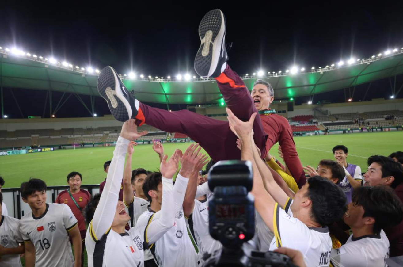 U23 Trung Quốc ăn mừng sau chiến thắng tại vòng bán kết U23 châu Á 2026. (Nguồn: Tân Hoa Xã)