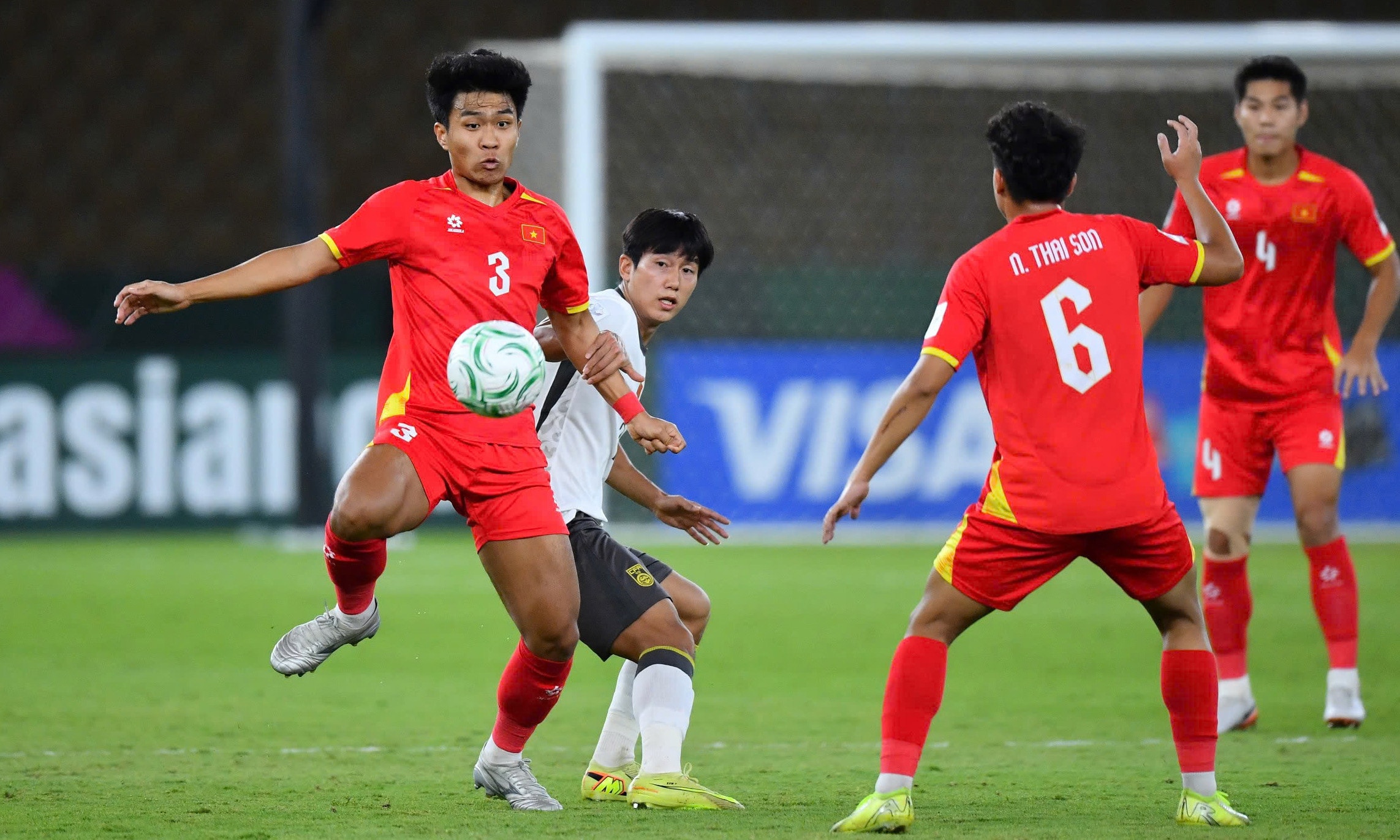 Lý Đức bị truất quyền thi đấu trong trận U23 Việt Nam thua U23 Trung Quốc.