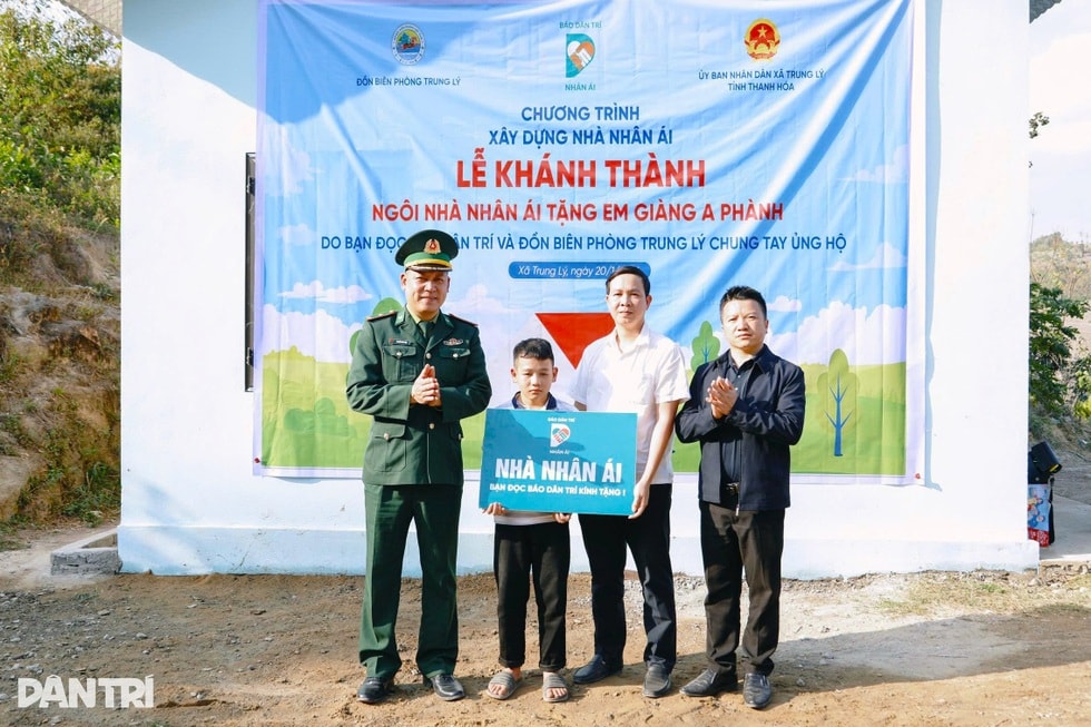 Ngôi nhà mới của cậu học trò mồ côi và nghĩa tình nơi biên giới - 1 Ngôi nhà mới của cậu học trò mồ côi và nghĩa tình nơi biên giới - 1