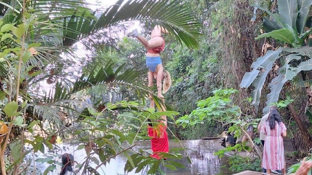 Du khách leo trèo, tập yoga trong chùa Thái Lan gây phản cảm - 1 Du khách leo trèo, tập yoga trong chùa Thái Lan gây phản cảm - 1