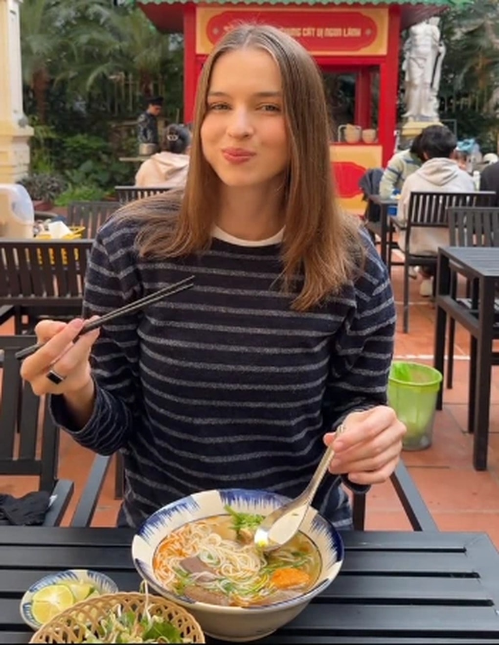 Ăn bún bò Huế trong biệt thự cổ ở Hà Nội, khách Tây thấy choáng ngợp - 1