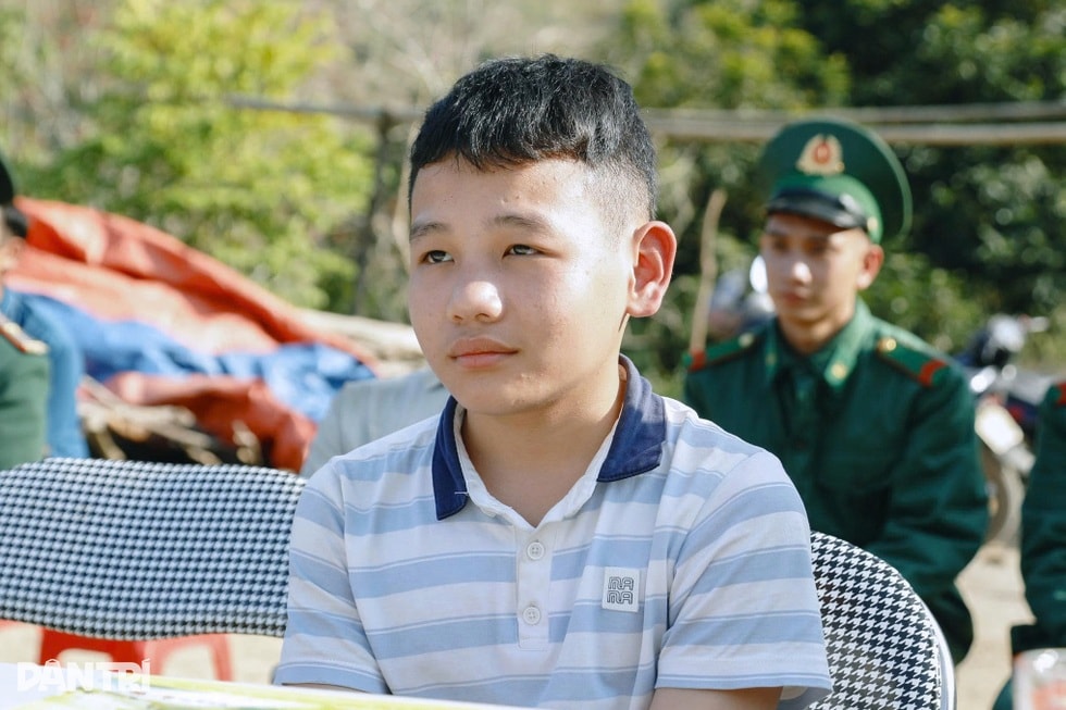 Ngôi nhà mới của cậu học trò mồ côi và nghĩa tình nơi biên giới - 2 Ngôi nhà mới của cậu học trò mồ côi và nghĩa tình nơi biên giới - 2