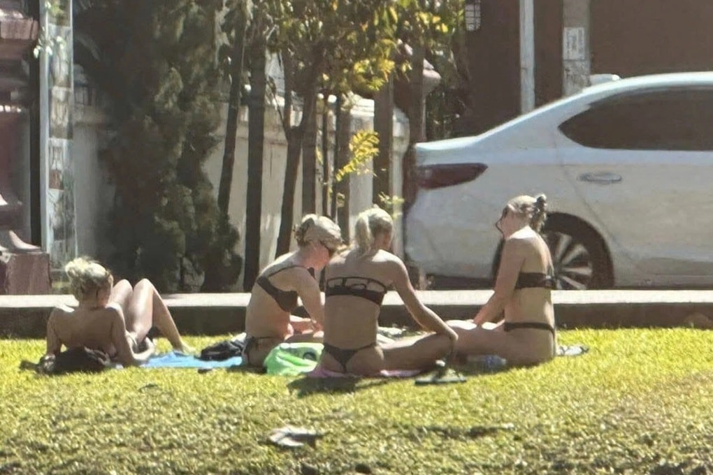 Du khách leo trèo, tập yoga trong chùa Thái Lan gây phản cảm - 2 Du khách leo trèo, tập yoga trong chùa Thái Lan gây phản cảm - 2