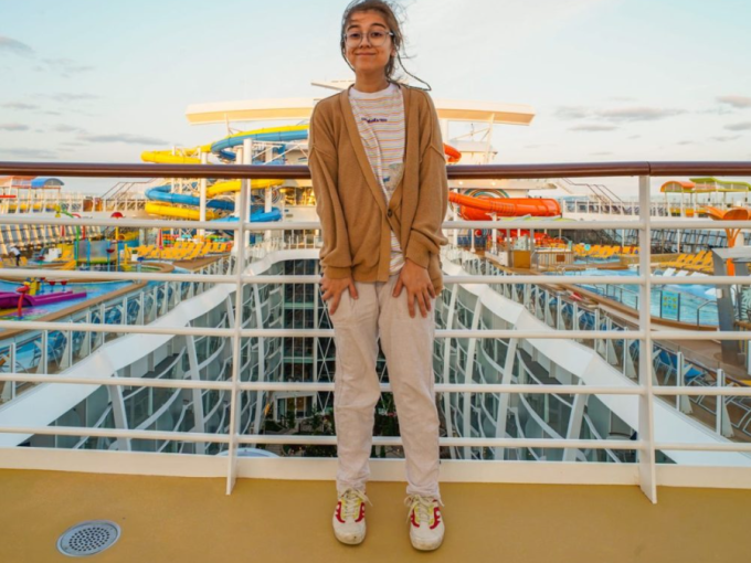 Joey chụp ảnh lưu niệm trên du thuyền cách đây 4 năm. Ảnh: BI