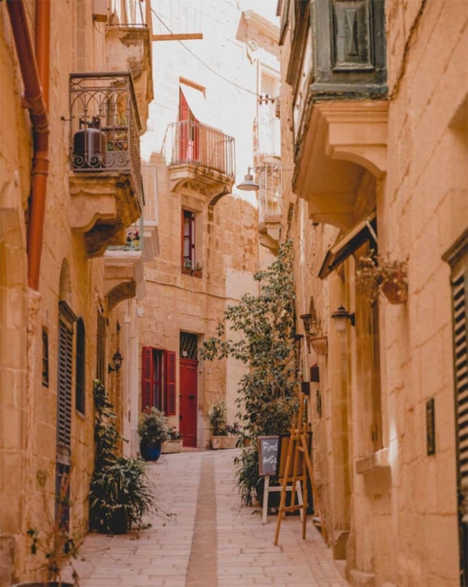 Con hẻm nhỏ ở Malta. Ảnh: Malta European Best Destinations