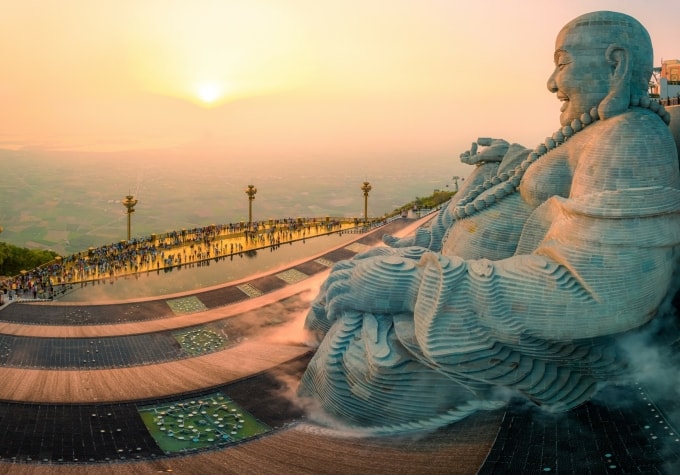 Đại tượng Bồ Tát Di Lặc hướng về phía Đông. Ảnh: Sun Group