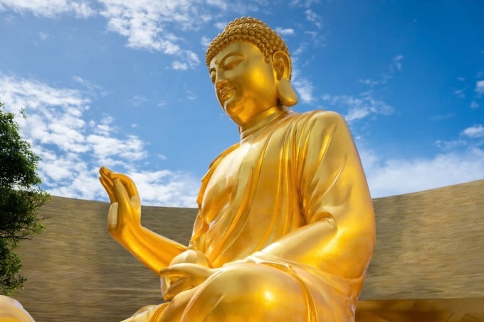 Tay phải tượng thủ ấn, tay trái nâng quả sung, hướng mặt về phía Đông. Ảnh: Sun Group