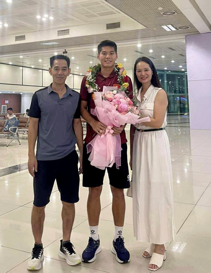 Cầu thủ Nguyễn Hiểu Minh và bố mẹ, tháng 5/2025. Ảnh: Gia đình cung cấp
