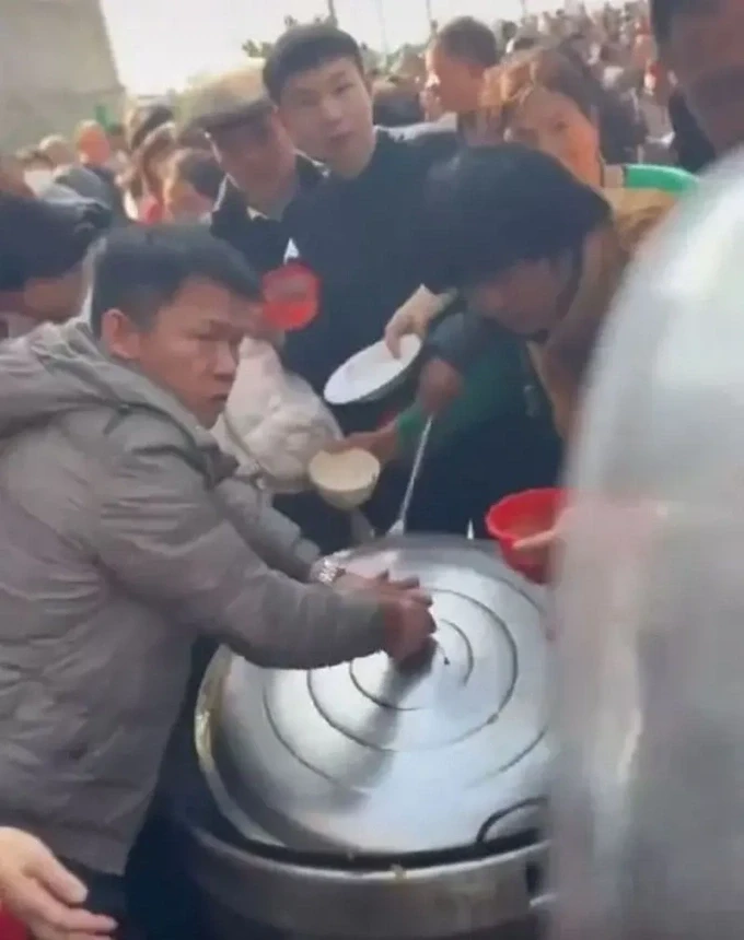 Tranh cướp đồ ăn ở bữa tiệc Sát trư phạn tại nhà blogger Wolong Ge ở Phong Thành, Giang Tây. Ảnh: Word Journal