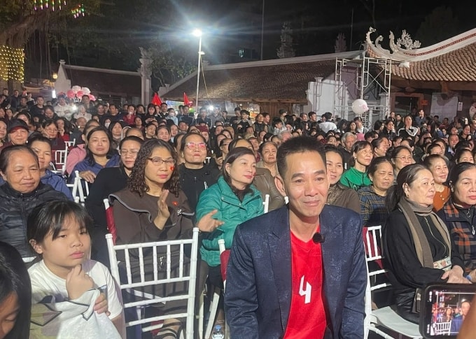 Ông Quang (áo đỏ) lo lắng với chấn thương của Hiểu Minh trong trận bán kết gặp U23 Trung Quốc, tối 20/1. Ảnh: Phan Dương