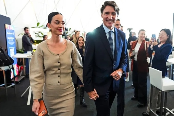 Katy Perry và cựu Thủ tướng Justin Trudeau tay trong tay khi tham dự sự kiện tại thị trấn Davos, Thụy Sĩ, ngày 20/1. Ảnh: AP