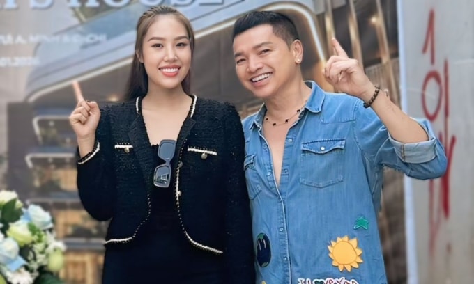 Quang Minh và bạn gái - Tăng Khánh Chi, 30 tuổi - ở lễ khởi công nhà riêng, hôm 20/1. Ảnh: Nhân vật cung cấp