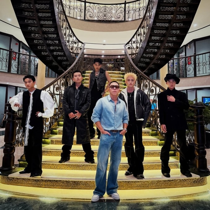 Hoàng Touliver bên năm thành viên của nhóm nhạc FIRSTGENE trực thuộc công ty, ra mắt cuối năm 2025. Ảnh: Nhân vật cung cấp