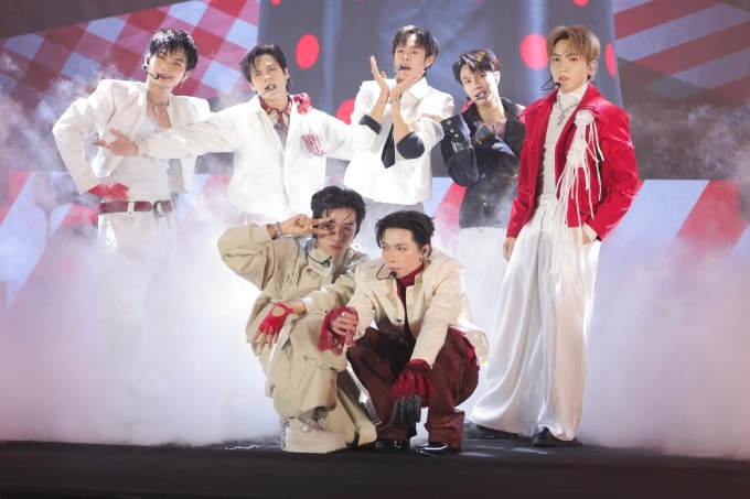 Nhóm nhạc nam mới do Yeah1 quản lý độc quyền đang trình diễn tại sự kiện vào ngày 20/1. Ảnh: YEG
