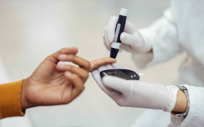 Bạn có thể tự kiểm tra đường huyết tại nhà để phòng bệnh. Ảnh: Wearephlo