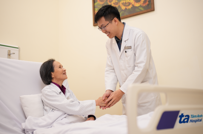 Bác sĩ Minh thăm bà Thoa sau phẫu thuật. Ảnh: Bệnh viện Đa khoa Tâm Anh