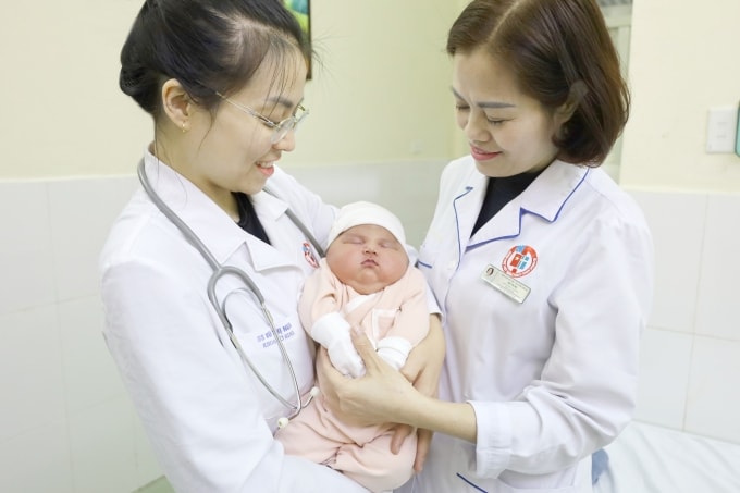 Bé gái chào đời nặng 5,1 kg, tương đương với bé hai tháng tuổi. Ảnh: Bệnh viện cung cấp