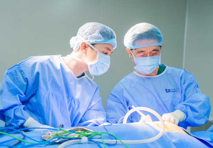 Bác sĩ Dũng (bên phải) cùng êkíp trong một ca phẫu thuật robot. Ảnh minh họa: Bệnh viện Đa khoa Tâm Anh