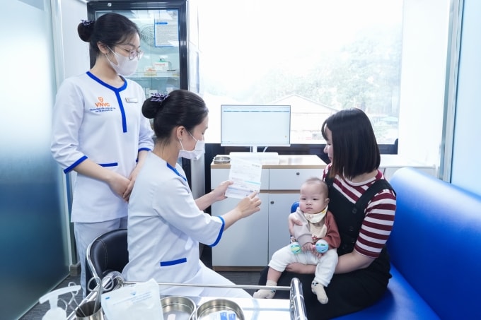 Trẻ nhỏ được phụ huynh đưa đi tiêm kháng thể đơn dòng RSV phòng bệnh tại Hệ thống Tiêm chủng VNVC. Ảnh: Tuấn Anh
