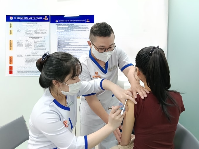 Cô gái tiêm phòng HPV tại Hệ thống Tiêm chủng VNVC để chuẩn bị mang thai. Ảnh: Hoàng Dương
