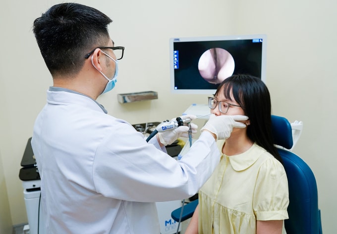Bác sĩ Long đang nội soi mũi cho một người bệnh. Ảnh: Bệnh viện Đa khoa Tâm Anh