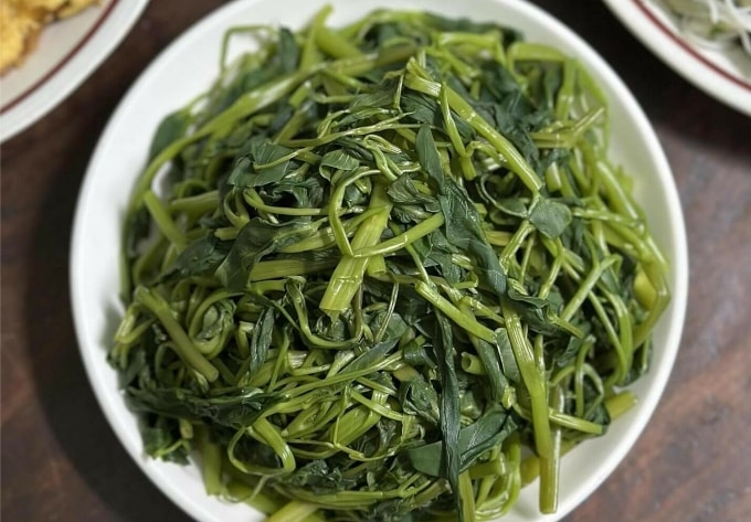Rau muống giàu canxi, chất xơ. Ảnh: Hà Nguyễn