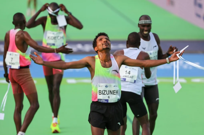 Melaku Belachew ăn mừng sau khi về nhất nội dung marathon nam tại Hong Kong Marathon 2026. Ảnh: SCMP
