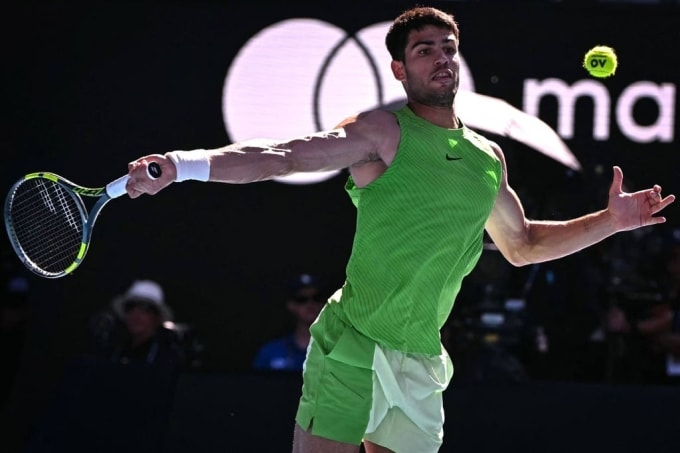 Alcaraz đánh thuận tay trong trận gặp Hanfmann ở vòng hai Australia Mở rộng, trên sân Rod Laver, Melbourne, Australia hôm 22/1. Ảnh: Reuters