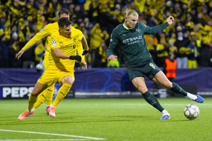 Erling Haaland (phải) dứt điểm chệch cột trong trận Man City thua Bodo/Glimt 1-3 ở lượt bảy vòng bảng Champions League ngày 20/1/2026. Ảnh: EFE