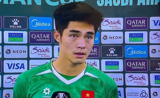 Thủ môn Trần Trung Kiên mắt đỏ hoe trả lời phỏng vấn sau trận thua Trung Quốc 0-3 ở bán kết U23 châu Á 2026, tối 20/1. Ảnh: Ted Trần