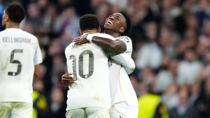 Vinicius (phải) mừng bàn trong trận Real 6-1 Monaco ở lượt bảy vòng bảng Champions League tối 20/1. Ảnh: AP
