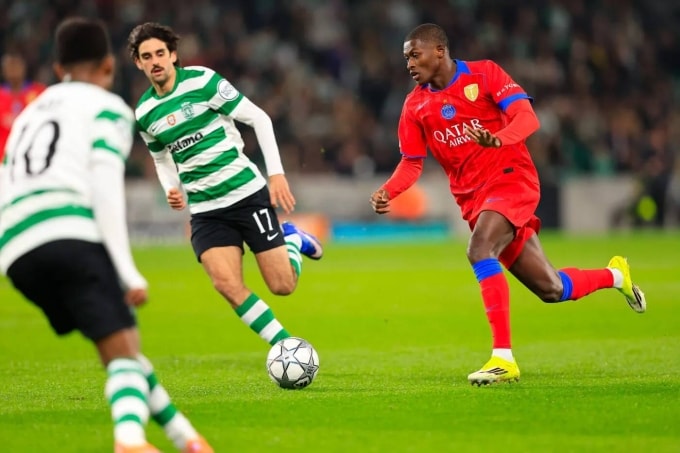 Nuno Mendes (phải) đi bóng trong trận Sporting 2-1 PSG ở lượt bảy vòng bảng Champions League tối 20/1. Ảnh: SF