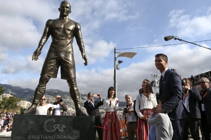 Cristiano Ronaldo dự lễ khánh thành bức tượng của mình ở Funchal, đảo Madeira, Bồ Đào Nha ngày 21/12/2014. Ảnh: EPA