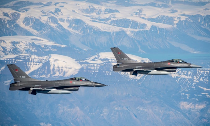 Tiêm kích F-16 Đan Mạch bay qua đảo Greenland tháng 6/2025. Ảnh: BQP Đan Mạch