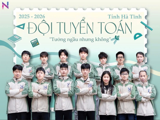 Quốc Anh (hàng đầu, thứ 4 từ trái qua), cùng các thành viên trong đội tuyển Toán của tỉnh Hà Tĩnh. Ảnh: NVCC