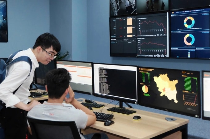 Chuyên gia theo dõi sự cố tại một trung tâm SOC. Ảnh: Trọng Đạt