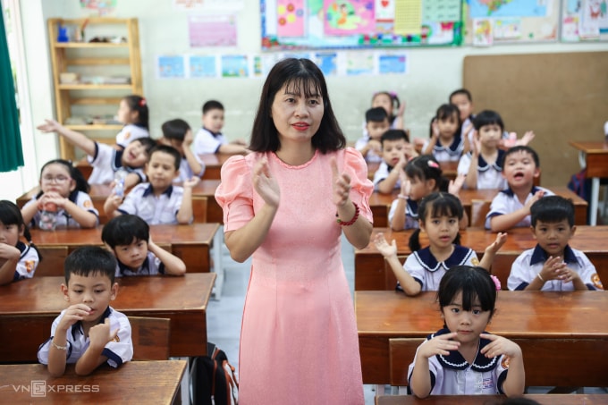 Giáo viên trường Tiểu học Bùi Văn Mới, TP HCM trong ngày khai giảng năm học 2025-2026. Ảnh: Quỳnh Trần