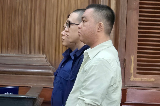 Bị cáo Nguyễn Hồng Thạch cùng đồng phạm trong lần ra tòa hồi năm ngoái. Ảnh: Hải Duyên