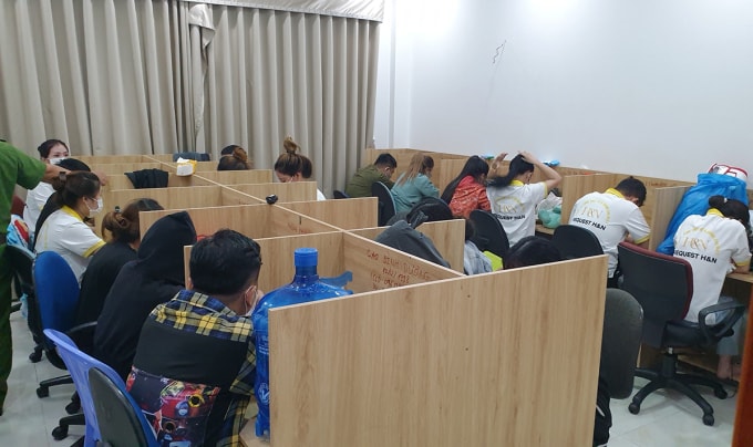 Các nhân viên của Nguyễn Hoàng Thạch lúc bị bắt tại căn nhà ở quận Tân Phú. Ảnh: Nhật Vy