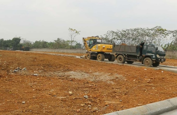 Chính quyền phá dỡ đường bê tông xây trái phép trên đất nông lâm trường. Ảnh: UBND xã Phú Cát
