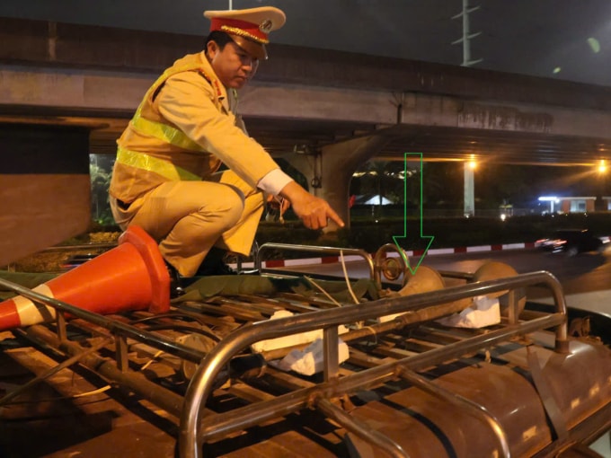 Còi hơi độ gắn trên nóc xe tải. Ảnh: CSGT