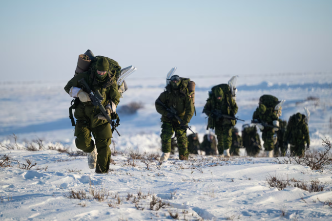 Binh sĩ Canada tuần tra khu vực xung quanh mái vòm tiếp sóng vệ tinh NORAD. Ảnh: G&M